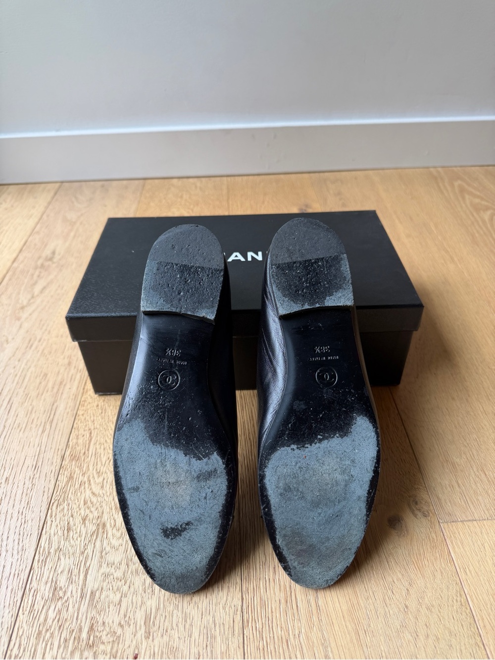 CHANEL Black Ballet Flats with Patent Cap Toe - Picture 6 of 9